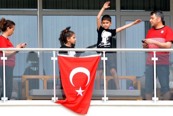 Çocuklar bayramlarını balkondan kutladı