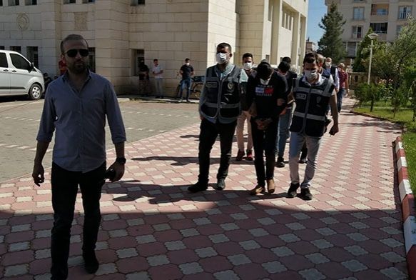 Berberiz, tra etmeye geldik deyip 30 bin lira almlard, tutukla