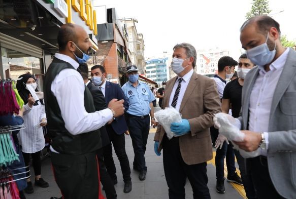 Bakan Palancolu, bayramdan nce esnaf ve vatandalara maske datt