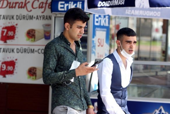 Yallar yzne genler bileine ve kulana takyor