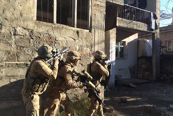 Operasyonda bulunan laptop ele verdi, jandarma tepelerine bindi