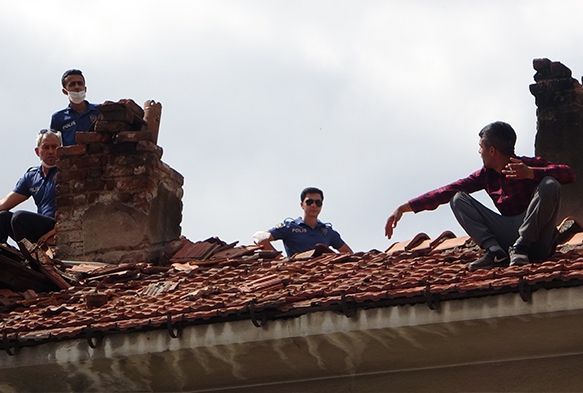 Selfie eken genler 'atla' diye bard