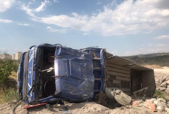 Ayn yolda nce kamyon devrildi, sonra otomobil takla att: 5 yaral