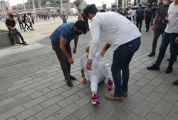 2 erkek ahs, bir kadn tekme tokat darp etti