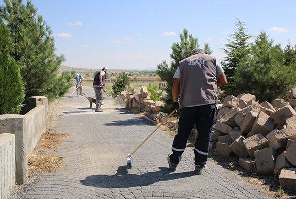 Melikgazi'de bayram ncesi mezarlklar temizleniyor