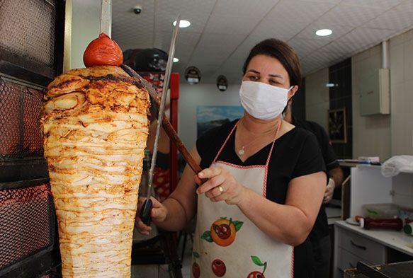 Trkmen gelin, Elazda dner kesip kfte yapyor