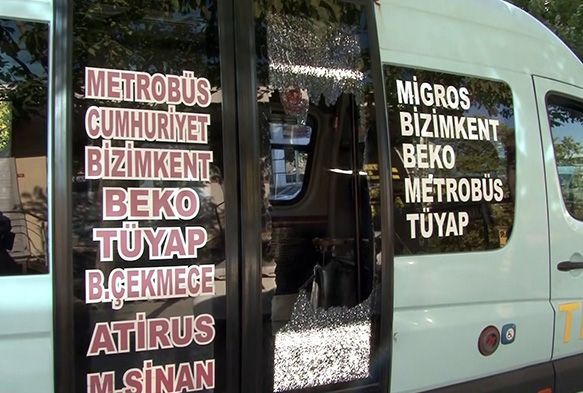 Minibsten indirilen fazla yolcu yumruklayarak cam krd