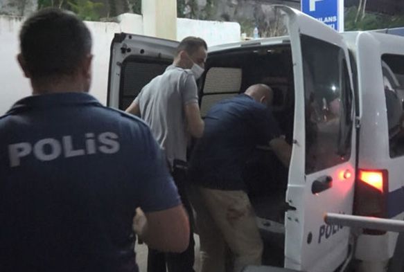 Hakknda uzaklatrma karar aldran eini evinde sevgilisiyle yakalad