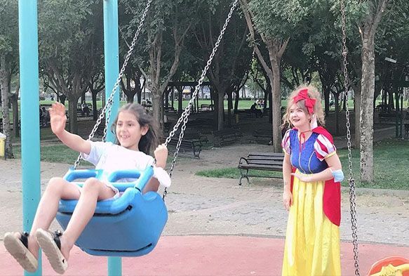 Yatlar oyun oynarken o su satyordu, yaplan srprizle mutluluktan 