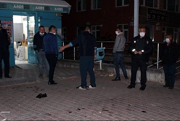 Hrsz kendisini fark eden kasiyeri baklayarak kat