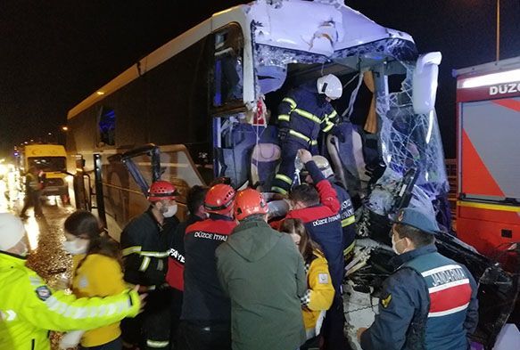 Otobs kamyona arkadan arpt: 1'i ar 16 yaral