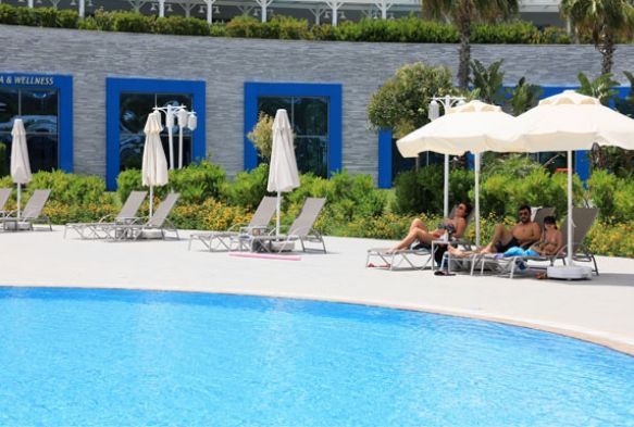 500 milyon kii maskeli tatil yapt