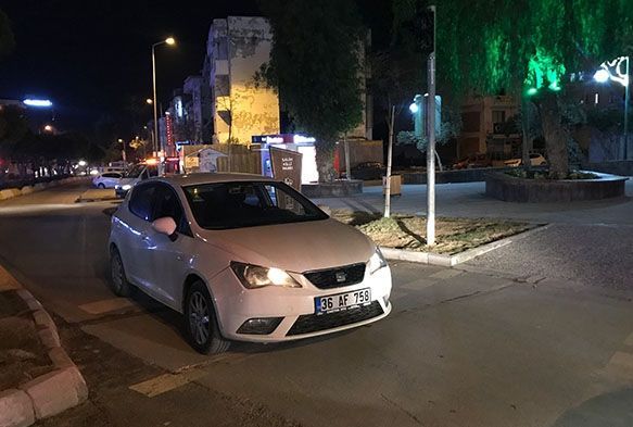 Yaz ileri mdr polisten kat, aracndan silah kt