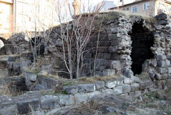 Kayseri'de tarihi medrese harabeye dnd