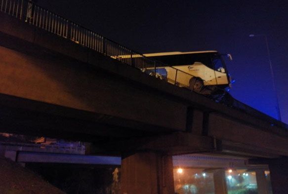 Yolcu dolu otobs TEM'de kontrolden kp viyadkte asl kald