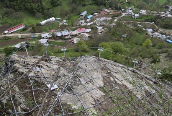 350 tonluk kayaya kar kylerini elik halatla koruyorlar