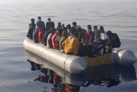 zmir aklarnda 61 dzensiz gmen kurtarld