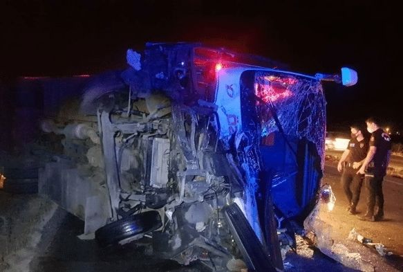 Servis otomobille çarpıştı: 3 ölü, 4 yaralı