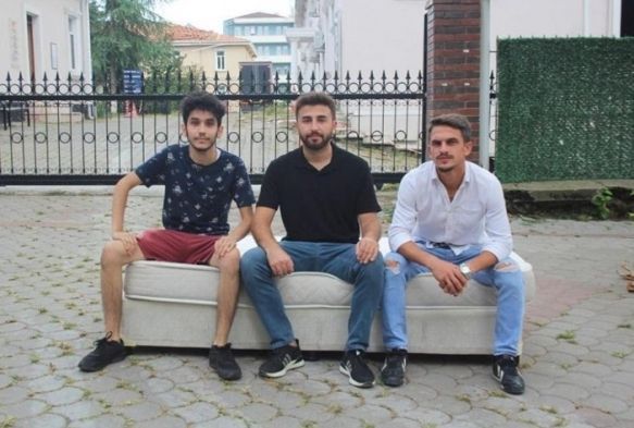 Ev kiralarna tepki iin niversite kapsna yatak koyup yattlar