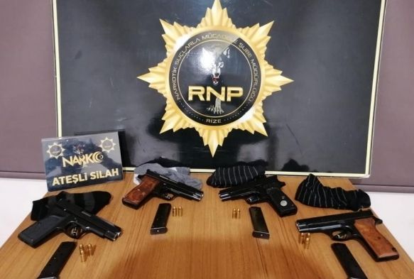 oraplarn iindeki tabancalar polisin dikkatinden kamad