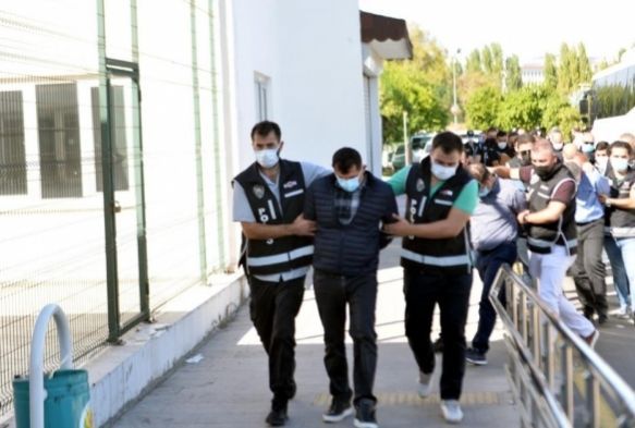 Tutuklanan milli eitim mdr 1 kilo altnla yakalanm