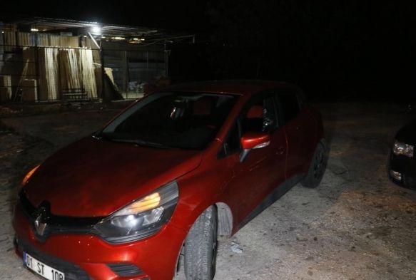 Seyir halindeki otomobile apraz ate ald: 1 l, 1 yaral