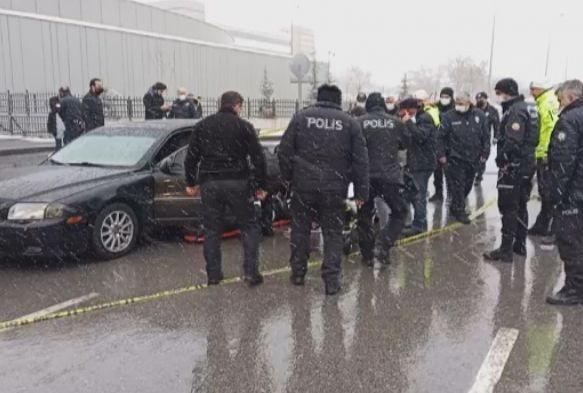 Adliyenin önünde kanlı pusu: 1 ağır yaralı