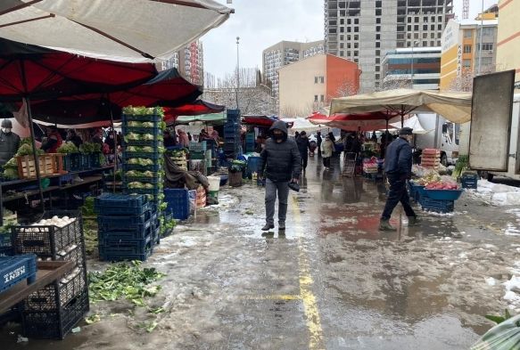 Soğuk havalar pazar tezgahlarını vurdu