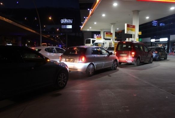 Zam kararının ardından petrol istasyonlarında uzun kuyruklar oluştu