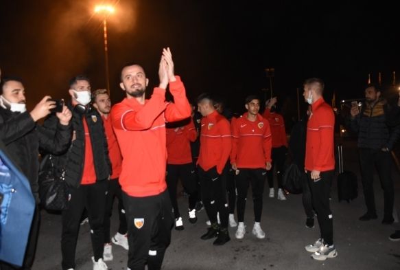 Kayserispor taraftarı Trabzon dönüşü takımı tezahüratlarla karşılaştı