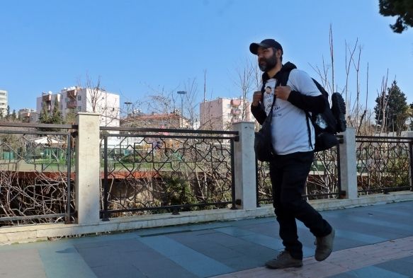 Olu iin yryerek Trkiyeyi dolayor 