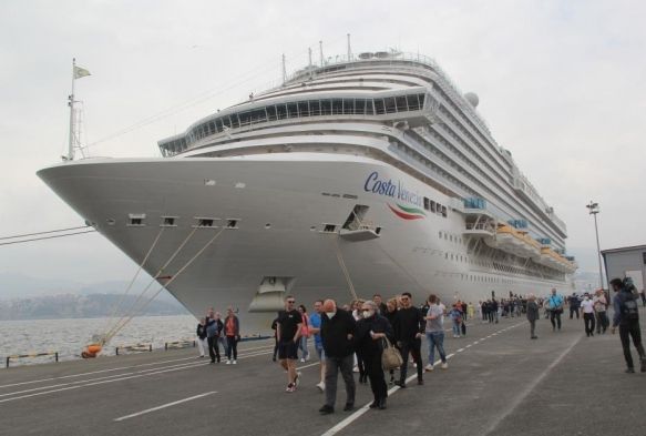 Yzen otel zmir Limanna demir att