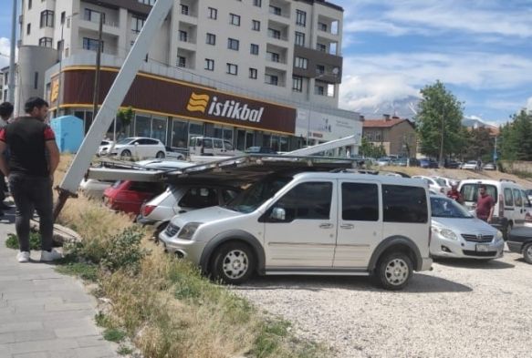 Reklam panolar aralarn zerine devrildi