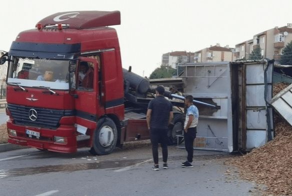 TIR devrildi, yol kapandı