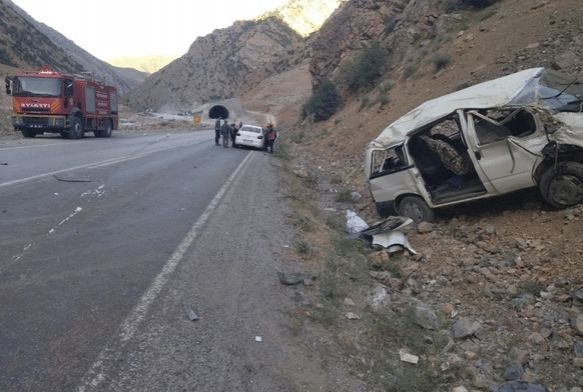 Kontrolden çıkan minibüs takla attı: 2 ölü, 8 yaralı