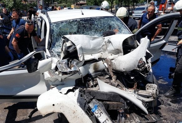 Hafif ticari araç halk otobüsüne çarptı: 2 ölü, 3 ağır yaralı