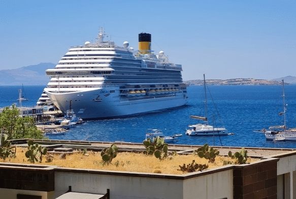 323 metre uzunluğundaki dev gemi, bir kez daha Bodrum’da