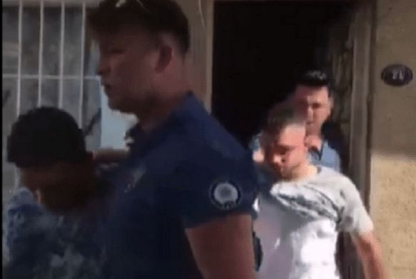 Eve giren hırsızlar yakalanınca ev sahibine yalvardı