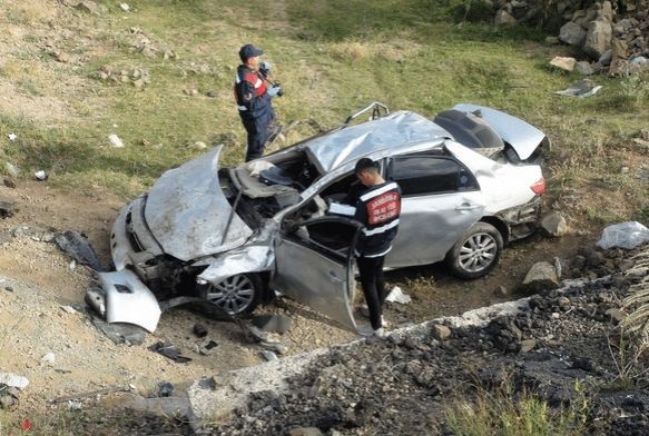 Araç menfeze düştü: 1 ölü, 2 yaralı