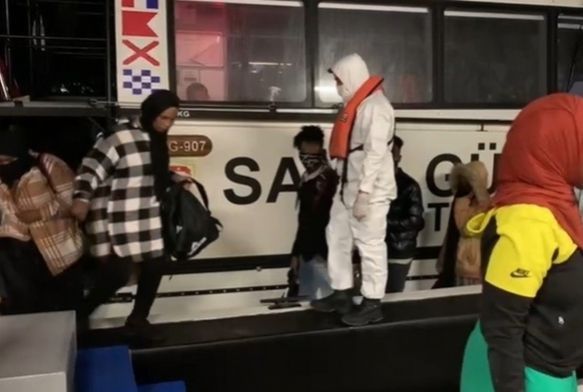 Yunanistan unsurlarınca geri itilen 33 göçmen kurtarıldı