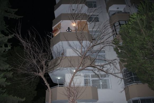 Balkondan düşen 16 yaşındaki genç kız hayatını kaybetti