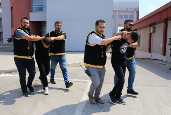 Annesini rahatsız eden kadının evine ateş etti tutuklandı