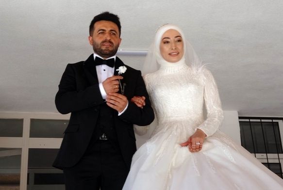 Öğretmenlik mülakatına gelinliği ile girdi