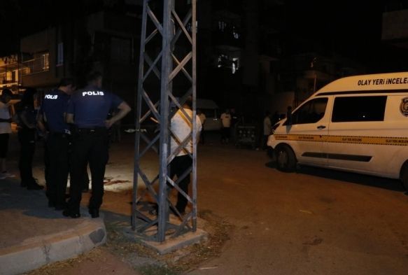 Selam verme bahanesiyle yaklat, 2 kiiyi vurdu