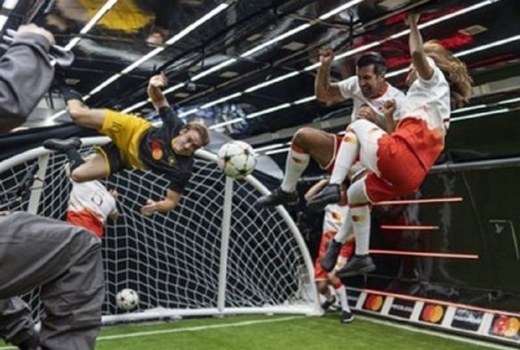 Efsane futbolcu Figo, yer ekimsiz ortamda futbol oynad
