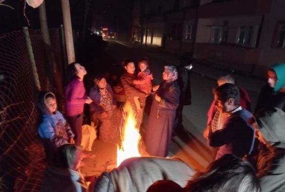 Deprem sonrasnda vatandalar sokaa kt, snmak iin ate yakt