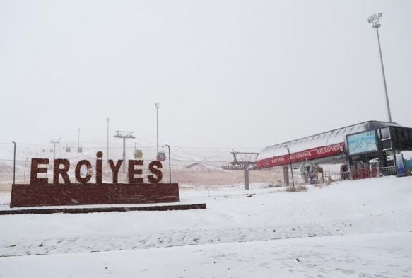 Erciyes'e lapa lapa kar yad