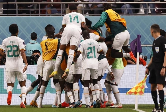 Hollanda ve Senegal, Dnya Kupasnda son 16ya kald