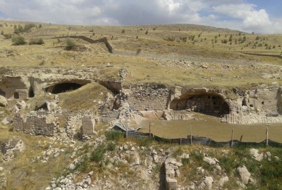 2 bin yıllık yeraltı mağaralarında defineci tahribatı