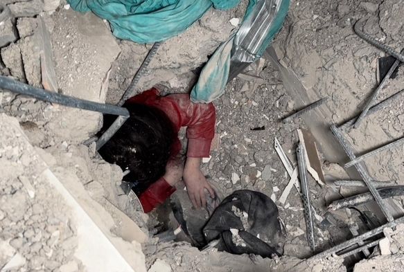 14 yaşındaki Fatma enkazdan 15 saat sonra kurtarıldı